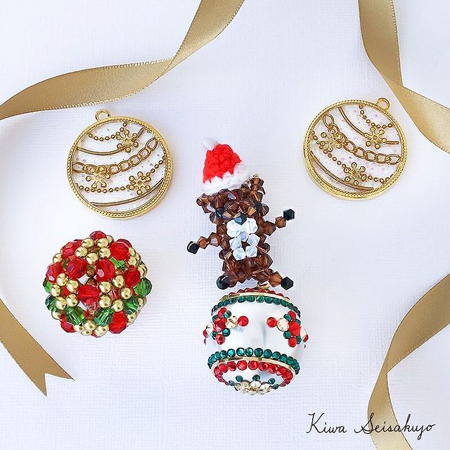 レシピ No Kr0161 スワロフスキー クリスタルのビーズボールオーナメント レッド グリーン 雑貨 バッグ小物貴和製作所 手作りアクセサリーパーツ ビーズの通販