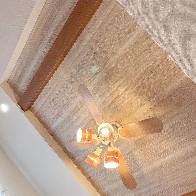 LEDシーリングファンライト（4灯：ブラウン/ホワイト×ナチュラル）4枚羽 木製×スチールのシンプルなデザイン | 【公式】LOWYA(ロウヤ)  家具・インテリアのオンライン通販