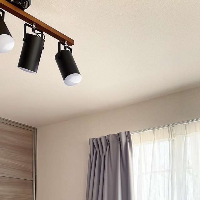 LEDスポットライト（4灯：ブラック/ホワイト）木製×スチールシェード リモコン付き | 【公式】LOWYA(ロウヤ) 家具・インテリアのオンライン通販