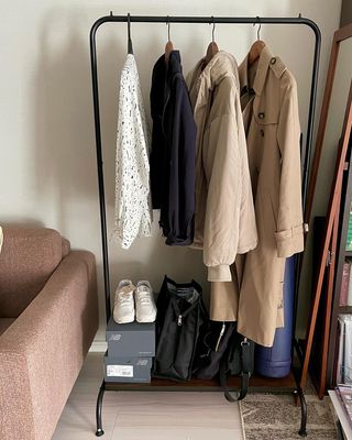 スリムなハンガーラック(ブラウン)シンプルでスタイリッシュタイプ