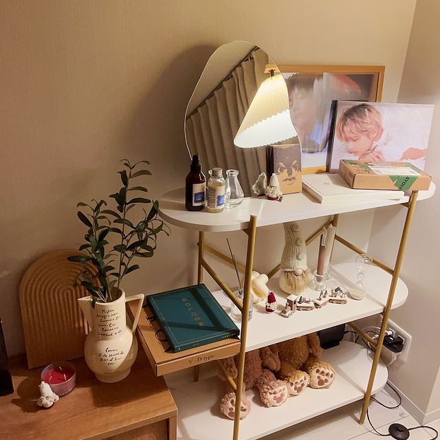 ロマンティックな空間を演出するコーナーシェルフ ロマンティックな空間を演出するコーナーシェルフ