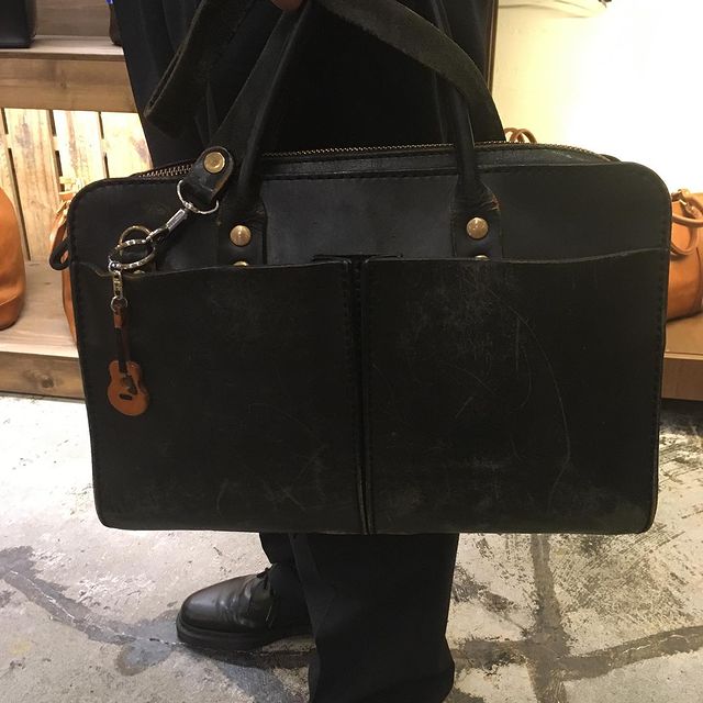前後面に大きなポケットが付いた人気の総革2wayビジネスバッグ「革鞄の