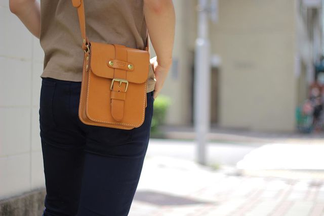 女性も使える一本ベルトのクラシカル本革ショルダーバッグ「革鞄のHERZ 
