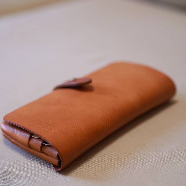カジュアルな雰囲気のギボシ留め長財布「革鞄のHERZ(ヘルツ)公式通販」