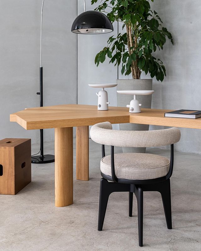 Cassina（カッシーナ）528 INDOCHINEインドシンヌ スウィベルチェア 