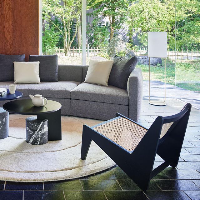 Cassina カッシーナ「392 KAMI」オットマン 本革 レザー テーブル オットマン 返品交換送料無料 スタンドライト フロアスタンドライト フロアスタンド フロアライト フロアランプ 間接照明 北欧 おしゃれ リビング用 居間用 おしゃれ f188